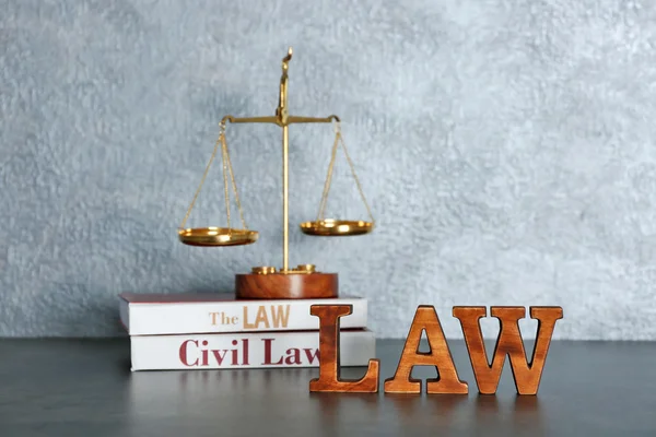 Kelime hukuk ve bir tablo üzerinde ölçekler — Stok fotoğraf