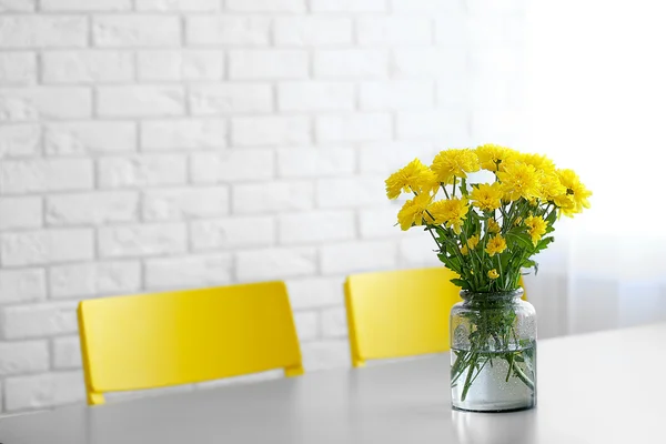 Bouquet of fresh yellow flowers on grey table — Stock fotografie