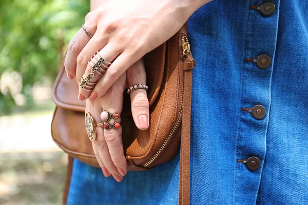 Крупним планом жіночі руки з красивими біжутеріями — стокове фото