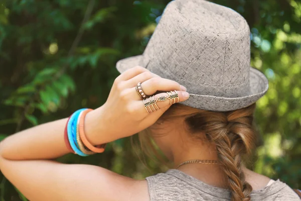 Hermosos accesorios en la mano femenina — Foto de Stock