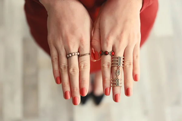 Krásné kruhy na ženské prsty — Stock fotografie