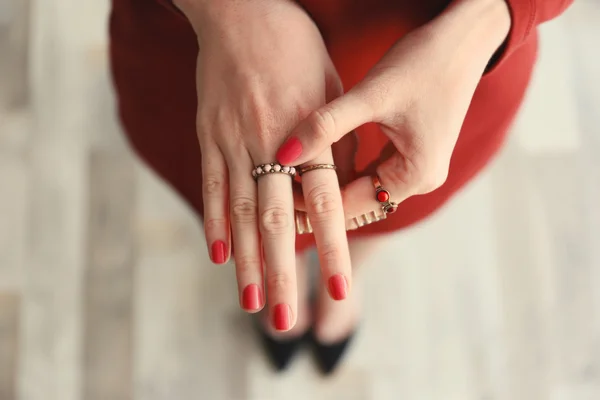 Hermosos anillos en dedos femeninos —  Fotos de Stock