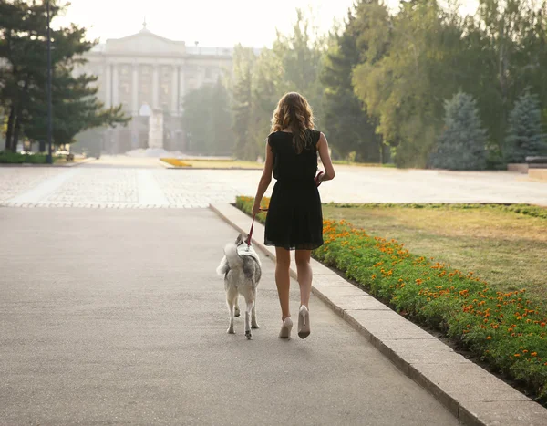 Vrouw wandelen met hond — Stockfoto