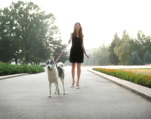 Mujer caminando con perro —  Fotos de Stock