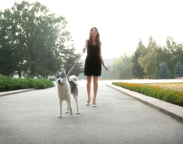 Frau geht mit Hund spazieren — Stockfoto