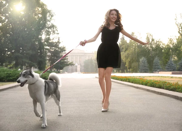 Femme marche avec chien — Photo