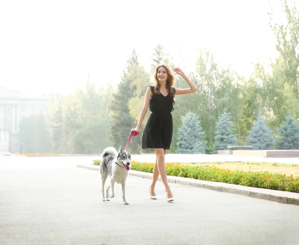 Mulher andando com cão — Fotografia de Stock