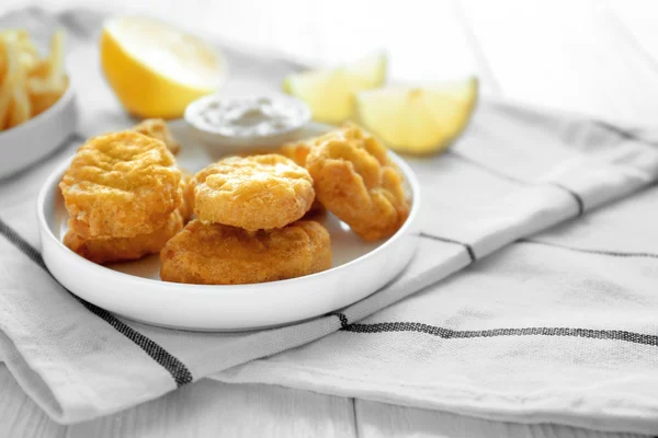 Leckere Nuggets mit Sauce — Stockfoto