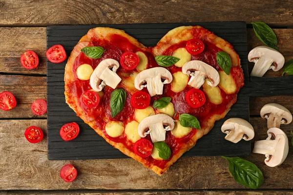 Pizza saborosa em forma de coração — Fotografia de Stock
