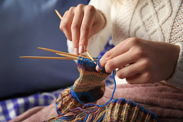 Woman knitting socks — Stock Photo, Image