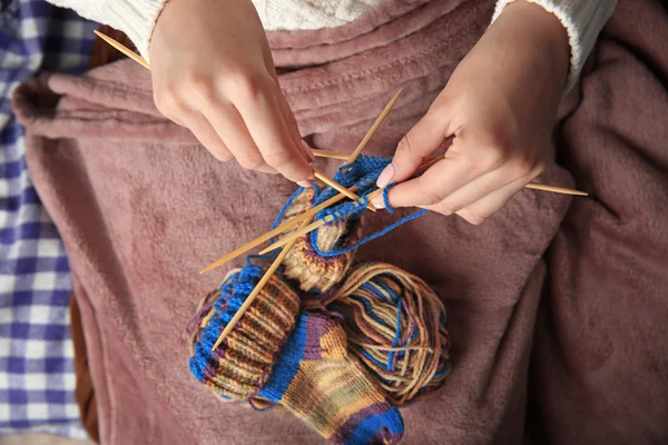 Woman knitting socks — Stock Photo, Image