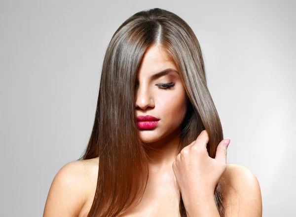 Mujer joven con cabello sano — Foto de Stock