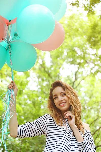Mujer joven con globos — Foto de Stock