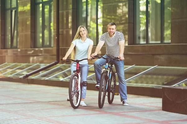 Paar fährt Fahrrad — Stockfoto