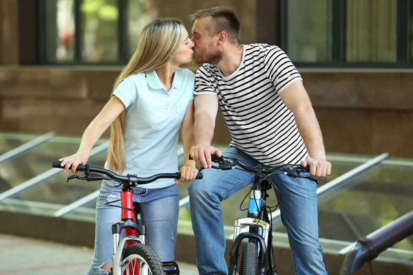 Pareja bicicleta de montar — Foto de Stock