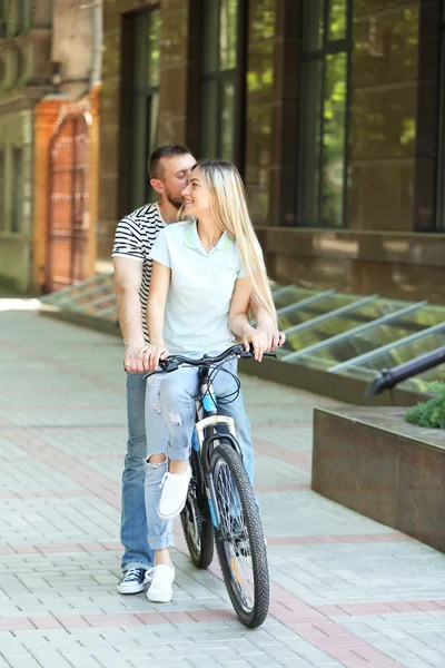 Casal feliz com bicicleta — Fotografia de Stock