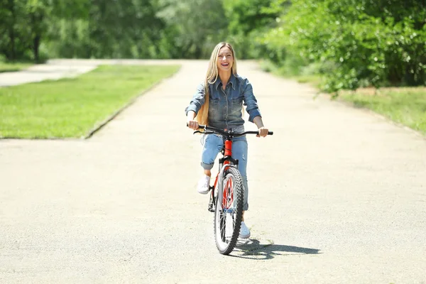 Mujer Montar Bicicleta Parque — Foto de Stock