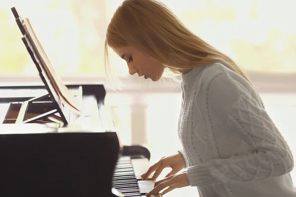 피아노치는 아름다운 — 스톡 사진