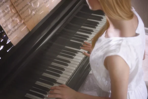 Menina Bonita Tocando Piano — Fotografia de Stock