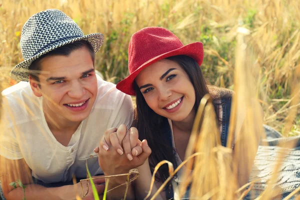 Junges Paar liegt auf einem Feld — Stockfoto