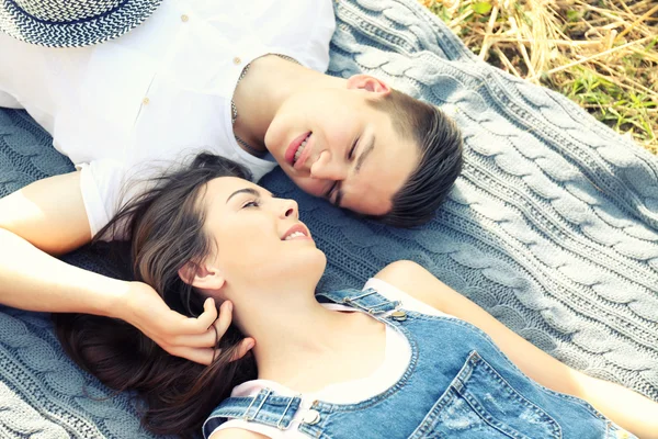 Jeune Couple Couché Sur Une Couverture Extérieur — Photo