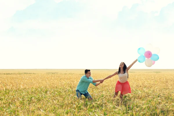 Couple avec des ballons à air jouet — Photo