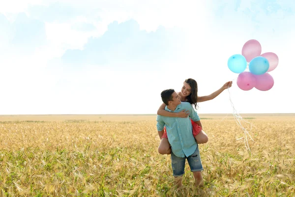 Par med leksak air ballonger — Stockfoto