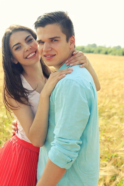 Jovem casal bonito — Fotografia de Stock