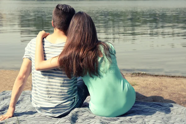 Junges Paar Sitzt Flussstrand — Stockfoto