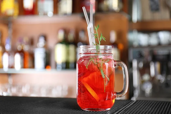 Cocktail i glasburk på bardisk — Stockfoto