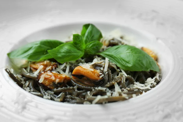 Placa con espaguetis negros, mejillones y queso — Foto de Stock