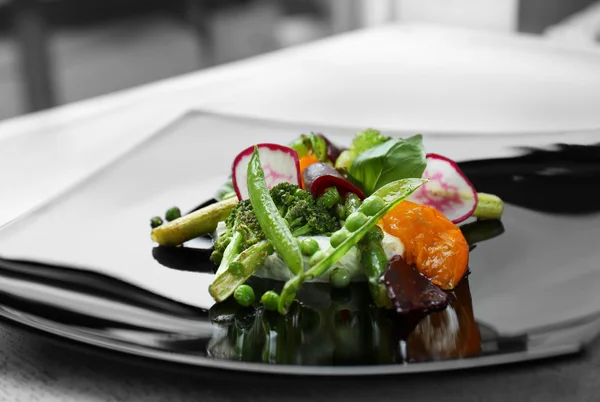Ensalada de verduras a la parrilla en plato negro — Foto de Stock