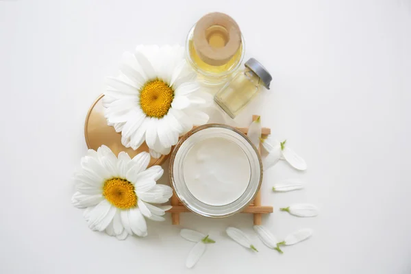 Creme cosmético e flores — Fotografia de Stock