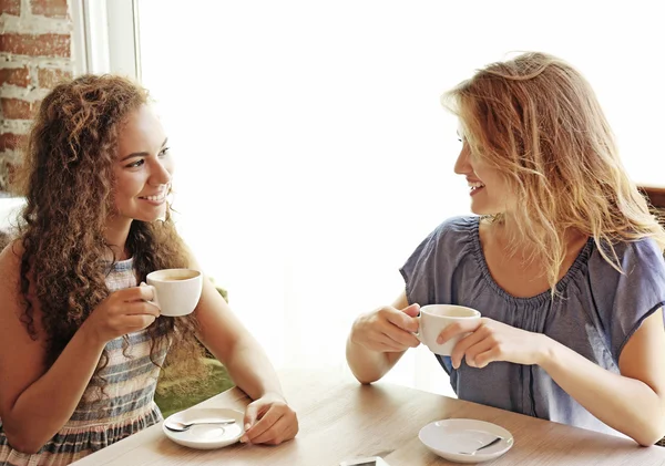 Ευτυχής Φίλους Πίνοντας Τον Καφέ Στην Καφετέρια — Φωτογραφία Αρχείου
