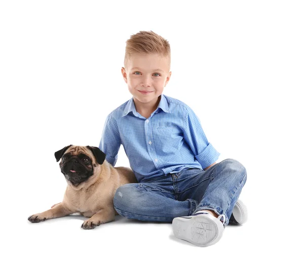 Lindo chico con perro pug — Foto de Stock