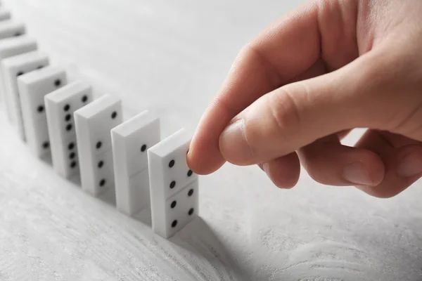 Hand trycka dominobrickor — Stockfoto