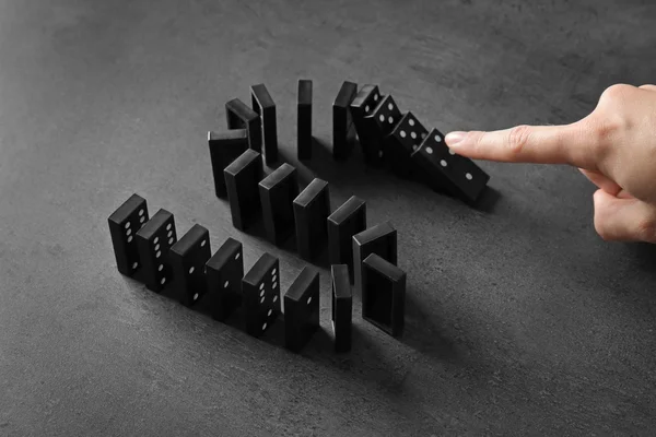 Mano spingendo domino — Foto Stock