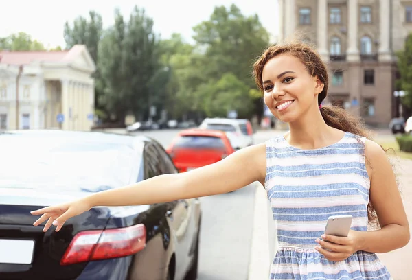 Lány Mobil Taxi Megállás Utcában — Stock Fotó