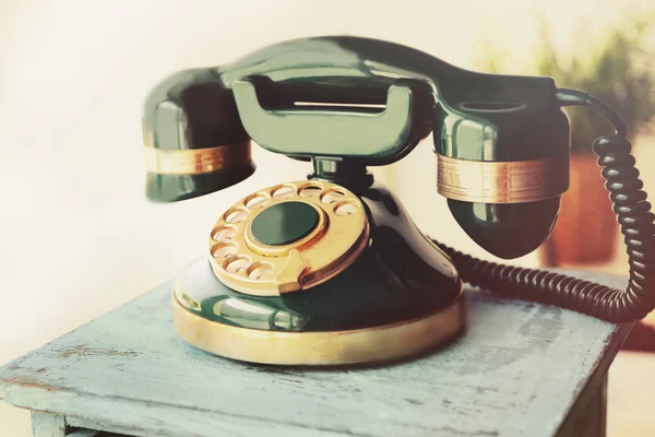 Telefone vintage na mesa de cabeceira azul rústica — Fotografia de Stock