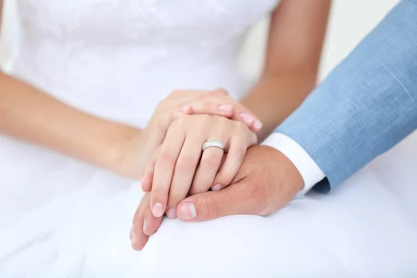 Sposa e sposo si tengono per mano insieme al coperto — Foto Stock