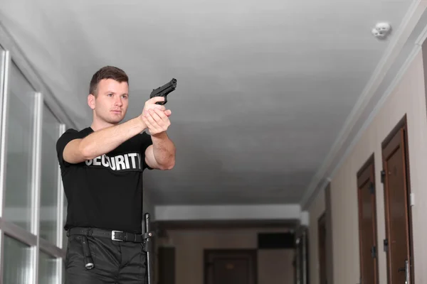 Mężczyzna Zabezpieczeń Będzie Strzelać Pistoletu — Zdjęcie stockowe
