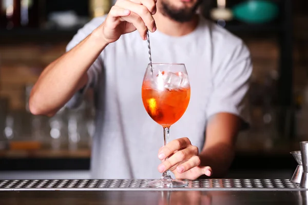Barman prepara coquetel no balcão do bar — Fotografia de Stock