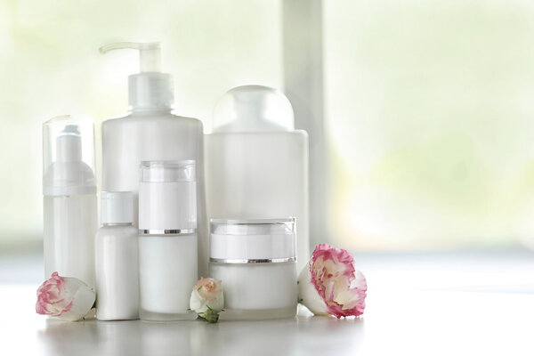 Косметика на светлом фоне
