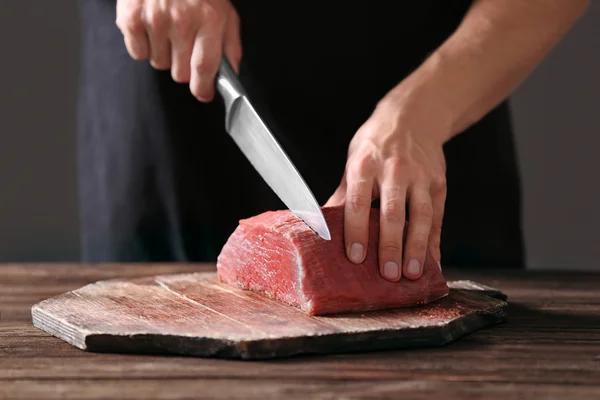 Carnicero cortando carne de cerdo — Foto de Stock