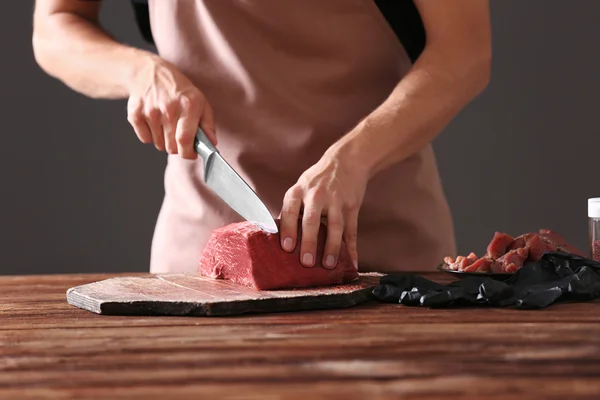 Carnicero cortando carne de cerdo — Foto de Stock