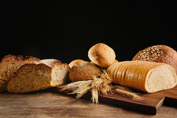 Pão fresco sobre fundo escuro — Fotografia de Stock