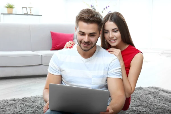 Couple using laptop — Stock Photo, Image