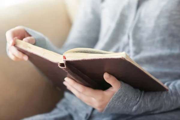 Frau liest altes Buch — Stockfoto