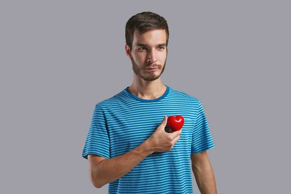 Joven Con Corazón Rojo Sobre Fondo Gris — Foto de Stock