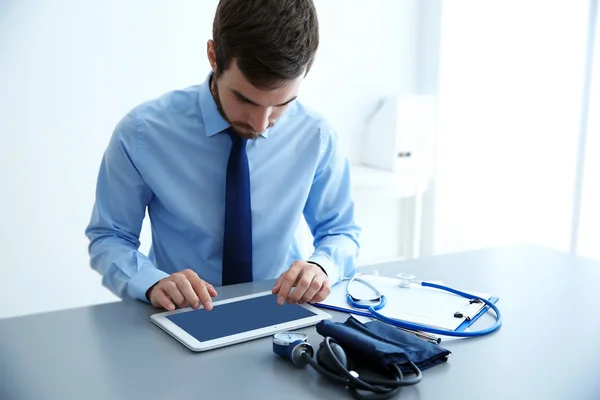 Homme Médecin Travail Dans Bureau Clinique — Photo